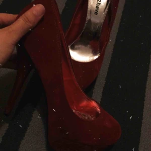  - Fina matta klackar i rödvin färg  Storlek 37  Fåtal gånger använda  