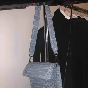  - Axelremsväska från hvisk, använd ca 2 ggr endast, 300kr 