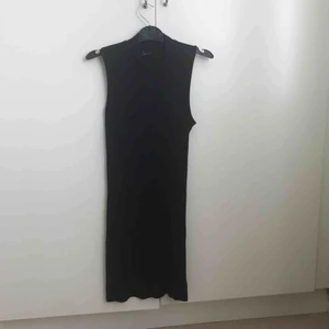  - Tight svart ribbad klänning som går upp lite vid halsen. 