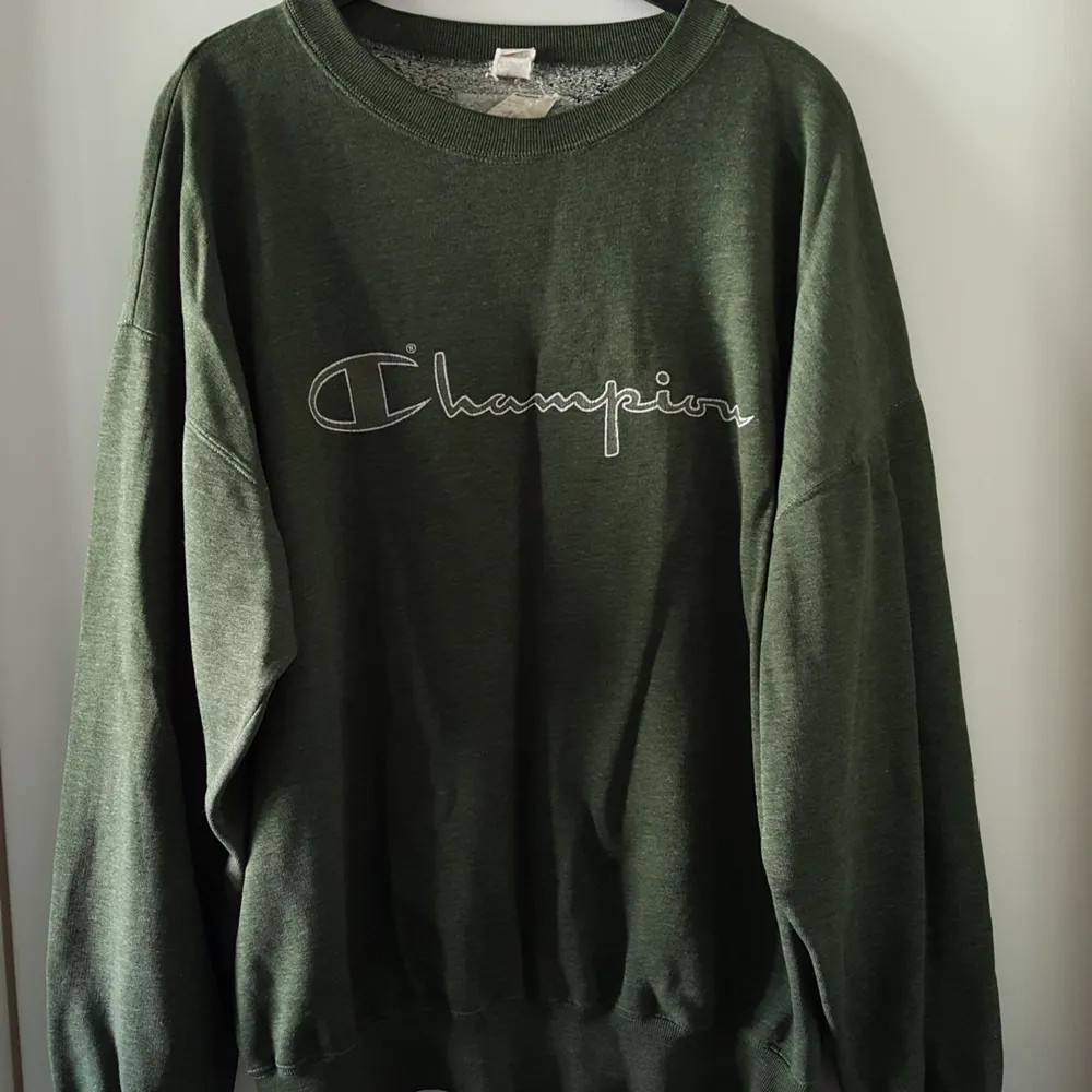 Vintage mörkgrön Champion tröja i storlek XL. Kan skickas om köparen står för fraktkostnaden som då blir 72kr.. Övrigt.