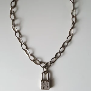  - Kedjehalsand med hänglås. Går att ta bort låset om man skulle vilja det. Kan skickas om köparen står för fraktkostnaden som då blir 9kr.