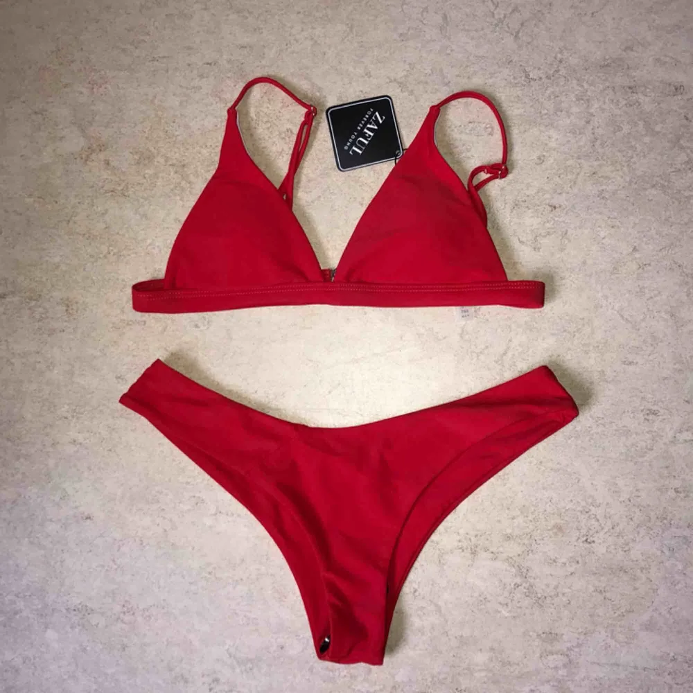 Jättefin röd bikini från zaful. Helt oanvänd, lappar och ”trosskydd” kvar. . Övrigt.