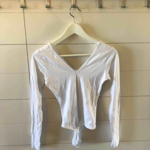  - V-ringad body med djup rygg från Asos i storlek 36. Frakt 50kr eller möter upp i Kristinehamn 