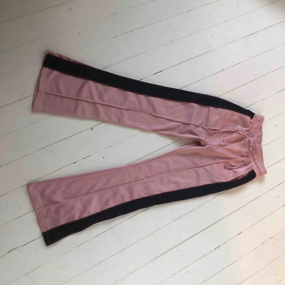 Ett par byxor med färgerna rosa, lila och svart, aldrig använda!!  Frakt tillkommer. Jeans & Byxor.