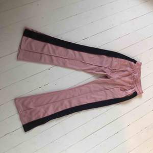 Ett par byxor med färgerna rosa, lila och svart, aldrig använda!!  Frakt tillkommer