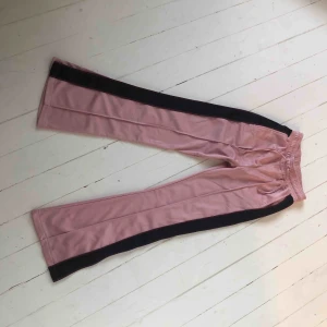 Byxor - Ett par byxor med färgerna rosa, lila och svart, aldrig använda!!  Frakt tillkommer
