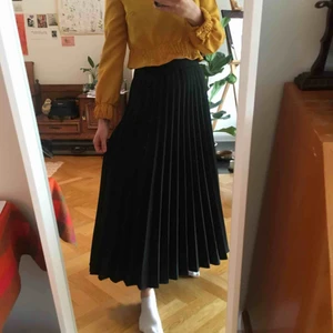  - Världens vackraste svarta långkjol. Köpt second hand men i superfint skick! ✨ 