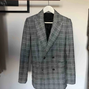 Blazer/kavaj  - Säljer en rutig blazer i storlek 36, aldrig använd!   Frakt tillkommer!