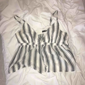  - Säljer denna söta v ringade toppen/linnet från Bikbok i storlek XS Möts upp i Linköping annars står köparen för frakten 