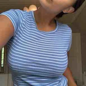  - Jättefin ljusblå-vit randig t-shirt från Weekday. Den ör i ribbat material och är i bra skick. Jag fraktar men köparen står för frakten🌟