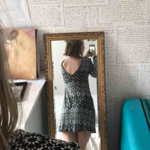  - Klänning med coola mönster och lite öppen rygg. Den är i bomull så den är mjuk och skön. Man kan även vända på den så att den blir djupt v-ringad om man känner sig fiesty