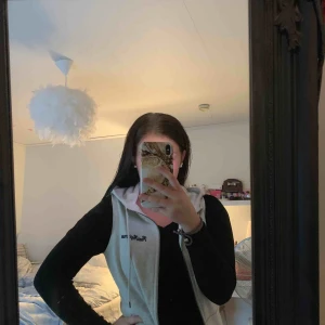  - Peak performance väst. Storlek M (medium), liten i storlek då jag är en XS/S och den passar mig ganska bra! Väldigt fin och skön väst man bara kan dra över en långärmad,väldigt snyggt. 400kr ink frakt ✨