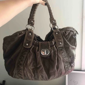  - Snygg brun skinnväska med mycket rymlighet från GUESS