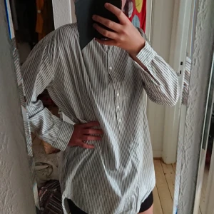  - Stor luftig skjorta, lång, bekväm. Frakt tilläggs. 