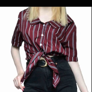  - Ascool retro-skjorta från Zaful. Helt oanvänd och är därför i princip ny. Säljer pga kommer inte till användning. Denna skjorta får du för 99kr, frakt tillkommer. Betalas med swish💕☀️ //R