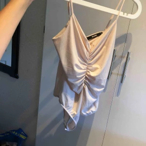  - Ljusrosa body från BikBok Priset är inklusive frakt 