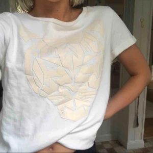  - Vit T-shirt med tigertryck! Bra skick. Kan fraktas eller bytas