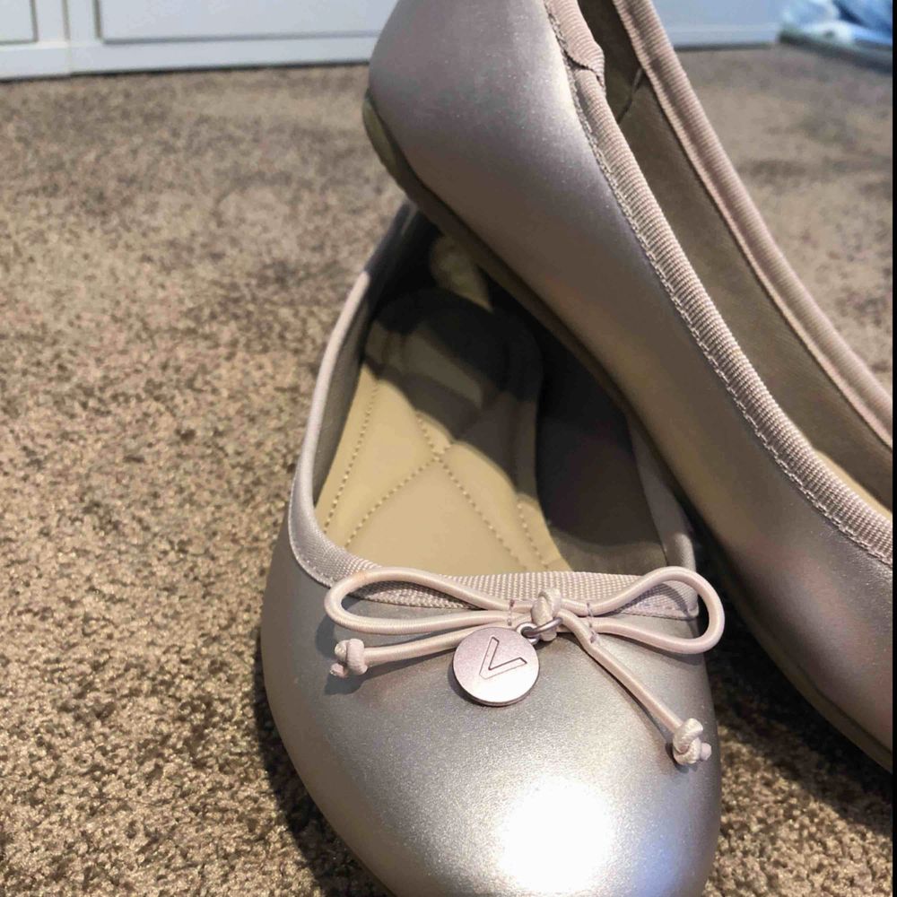 Jätte söta ballerina skor köpta utomlands för några år sedan! Aldrig använda då de faktiskt är för små för mig och jag har 39, så d är små i storleken! . Skor.