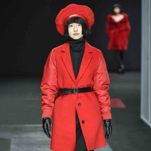 Röd bomber kappa från märket Charm’s - En unik kappa från det koreanska streetmärket Charm’s ❣️ Helt oanvänd då den var lite liten. Jag är 168cm och den når mig till lite över knäna.  Jag står för frakten!  Ursprungspris: ~2500kr 