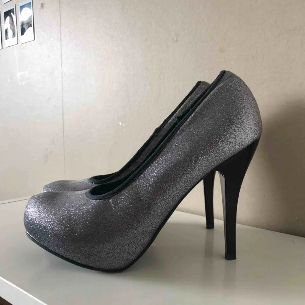 Läckra glitterpumps köpta på loppis! Aldrig använda av mig, i fint skick och utan skavanker! De är värda mer, frakt tillkommer!👠✨. Skor.