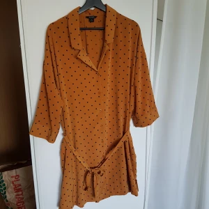  - Prickig klänning m. skärp i midjan (skärpet går dock ta bort). Går till strax över knäna på mig som är 1,74. Aldrig använd🌿