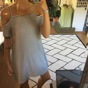  - Svart och vit randing klänning. Frakt tillkommer. 