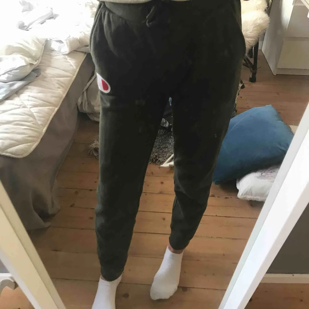 Champion mjukisbyxor köpta för 450kr, barnstolen 14-16 år passar xs/xxs. Jeans & Byxor.