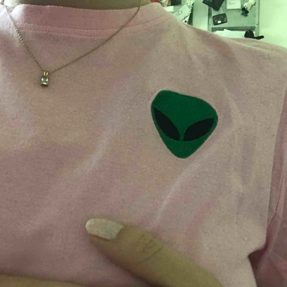 gullig rosa tröja med alien på👽 passar XS-M. T-shirts.