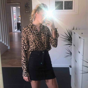  - Jättefin leopard skjorta men som tyvärr aldrig kommit till användning, den är så gott som helt ny och har bara legat i garderoben, pris 100kr + frakt💕