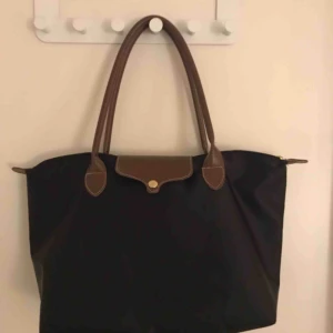  - En fin och bra vardags väska, perfekt till skolan då de får plats mycket i, materialet är svart glansigt, köpt för 150kr