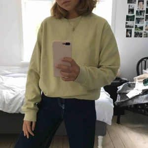  - Beige tröja från weekday herr, i lite fleece-aktigt material. Kan inte minnas att jag använt den mer än 2 gånger. Köparen står för frakt 🌸