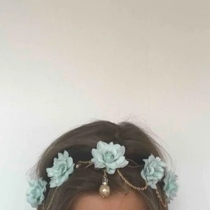  - Mycket fin och speciell blomsterkrans. Perfekt till en midsommarfest eller vilken sommarfest som helst för den delen. Säljer pga att jag ej har ngt att ha på mig den med. Aldrig använd. Frakt tillkommer på 20kr