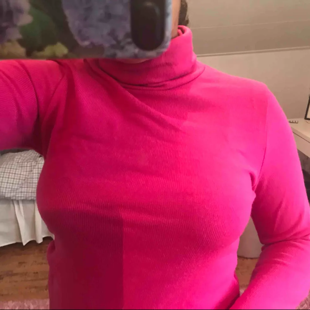 En tunnt stickad tröja i en superfin rosa färg med polo, helt perfekt till hösten helt enkelt 😍 I strl L men väldigt liten i storlek, passar xs/s.. Stickat.
