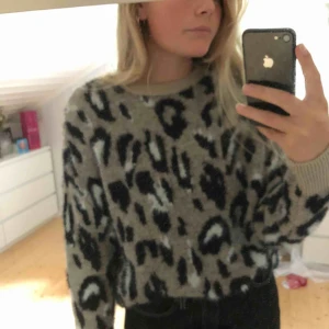  - Väldigt mjuk och fin tröja med leopardmönster från ”Newlook”  Köparen står för frakt men kan mötas :)