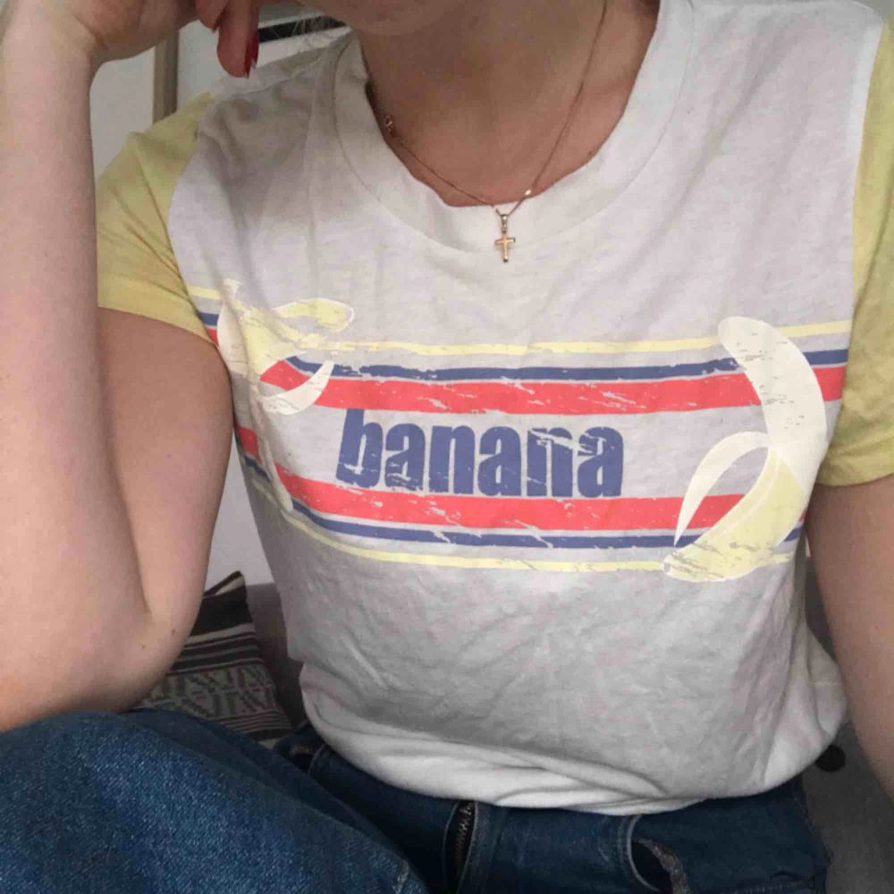 T-SHIRT från bikbok med en lös modell men med korta ärmar. Den är rent ut sagt bananas. . T-shirts.