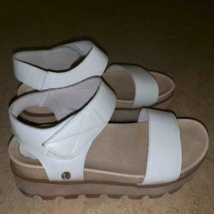  - Super snygga sandaler i nyskick. Köpte dem i Barcelona förra sommaren men dem har inte kommit till användning, har endast använt dem 3ggr💜 Kan mötas upp i Sthlm annars står köparen för frakten☺️