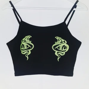  - Croptop. Bra material och snygg passform. Stretchig.  Frakt ingår i priset ❣