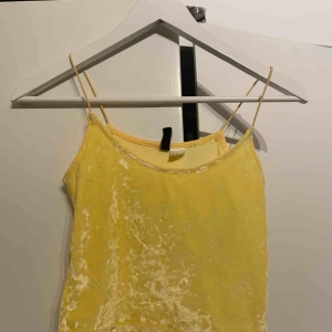  - Tight croptop, dröm att ha typ utomlands, tunt velour så färgen blir dösnygg 