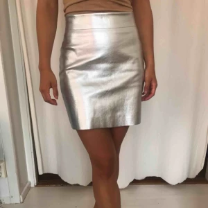  - Silvrig kjol köpt på monki.   Sparsamt använd och är i fint skick!   Kan skickas mot frakt 😊