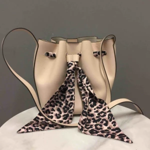  - Aldrig använd!! Har gjort några få egna hål på bandet. Frakten är inräknad i priset. 