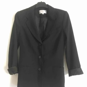  - Aldrig använd. Dam modell Storlek 34  Frakt tillkommer om den ska skickas