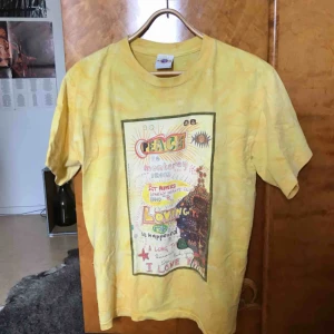  - Jättefin t-shirt med coolt tryck och batikmönster! 💛 Kan mötas upp i Gävle eller frakta då köparen står för kostnaden 🥰