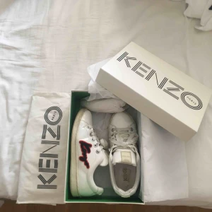  - Vita kenzosneakers i storlek 36, men är stora och passar snarare 37.