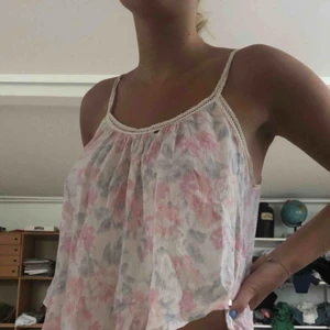  - En jättefin blus från abercrombie&fitch! Den är lite melerad med olika pastellfärger så den är jättesomrig. Köpt för längesedan för ca 400kr, och den har ett litet hål som syns på bild 2.