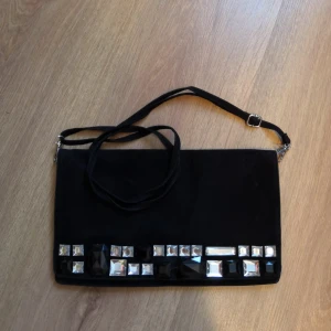 - En axelväska som är stilig med dekoration. Aldrig använd. Frakt ingår i priset och priset kan diskuteras