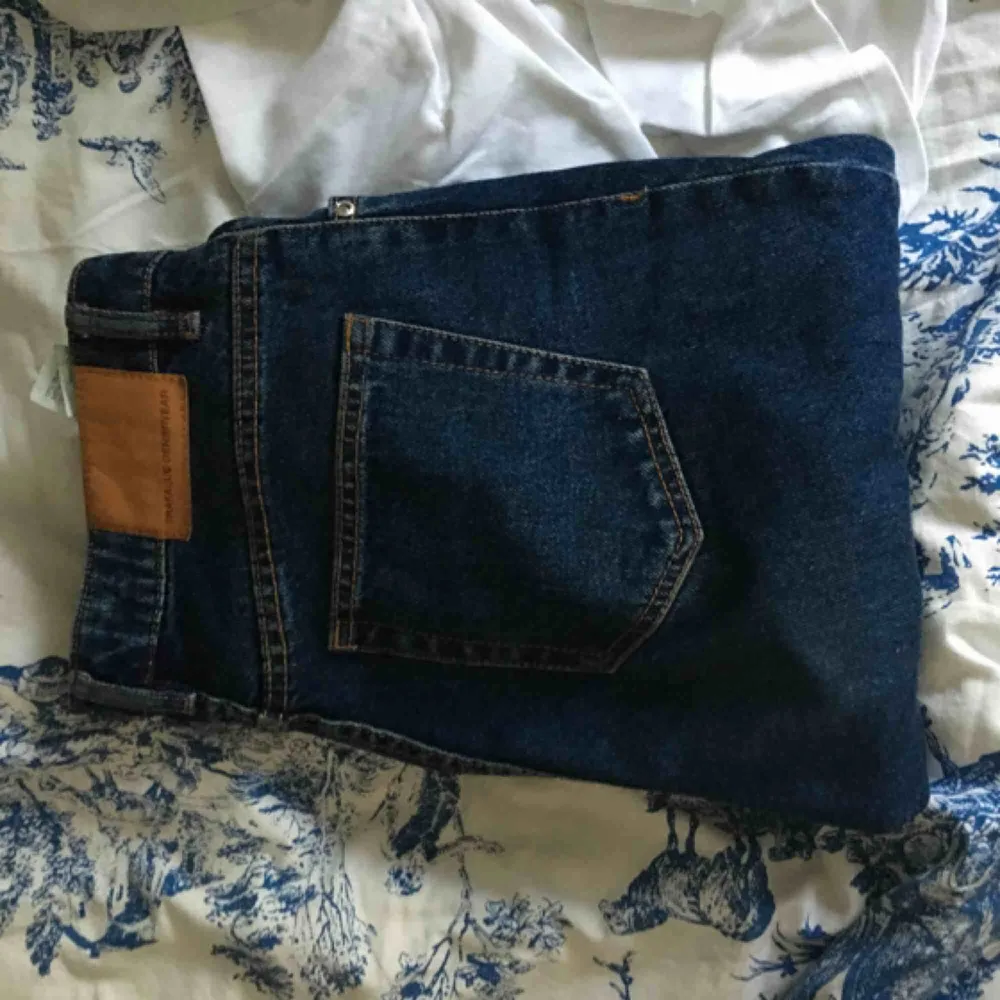 Helt oanvända mom jeans, köpta för 400. . Jeans & Byxor.