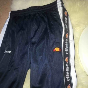  - Ellesse Trackpants köpta från boozt.com för 800kr Inga fläckar  Cond 9/10 Använd 2 gånger Pris kan diskuteras 