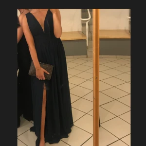  - Säljer marinblå, ursnygg klänning. Använd vid ett tillfälle. Jag är 174 cm lång. 