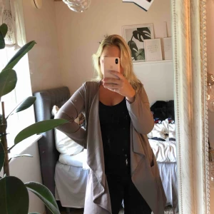  - Brun/beige tunn kappa ifrån missäy. Köpare står för frakt ☺️
