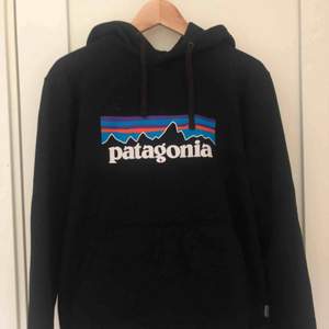 Säljer en Patagonia hoodie. Cond är 9/10. Köpt på Junkyard för 899 kr. Köpare löser fraktkostnad! :-) Om du vill ha den billigare så känn ingen skam för att pruta <3